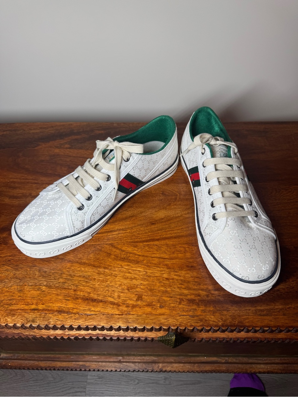 White Low-Top Sneakers. No Brand.